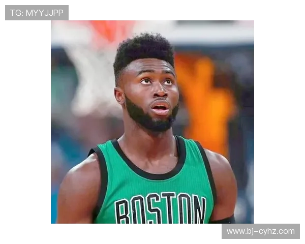 杰伦布朗半场手感起伏13中4贡献12分领衔球队攻防三分4中2